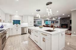 The General's House-Spacious Home w/Pool & Hot Tub