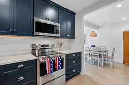 Classic 3 Bedroom Eastport Cottage with Large Yard and Free Parking - Image 3