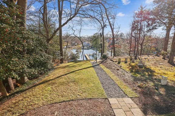 Waterfront home: history, nature and comfort