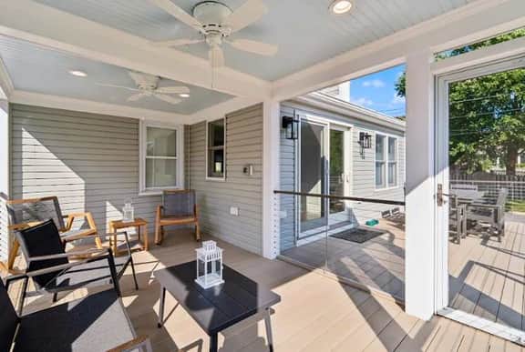 Classic 3 Bedroom Eastport Cottage with Large Yard and Free Parking - Image 2