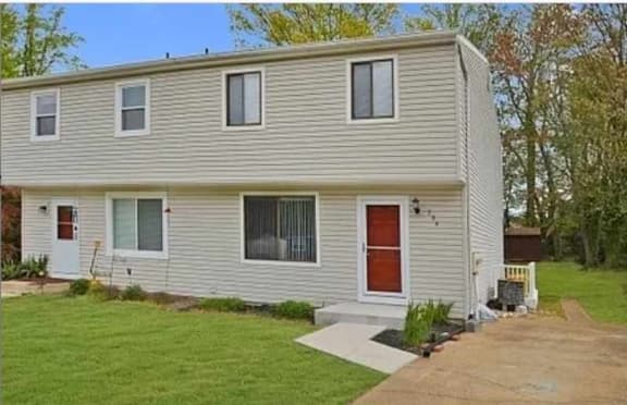 Arnold Townhome With Spacious Backyard